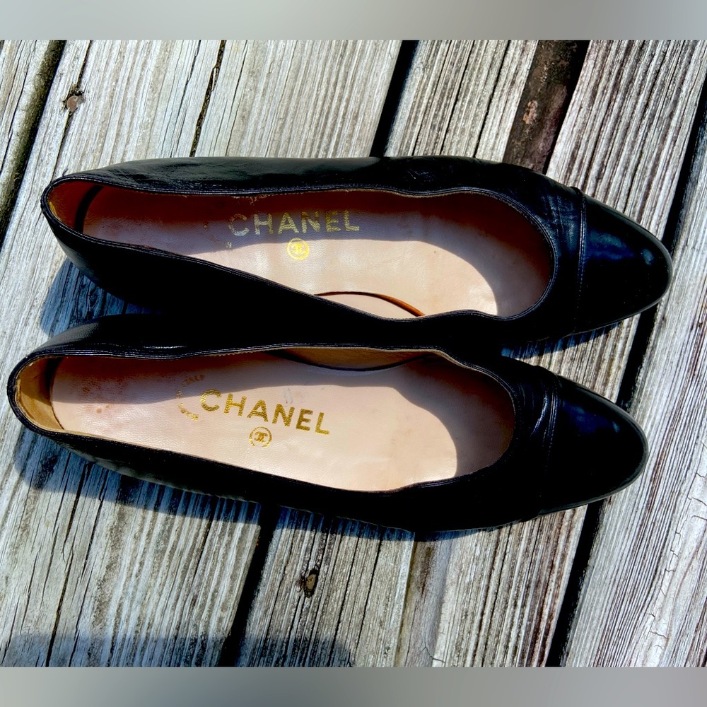 Vintage Chanel cap-toe flats. Size 7 - black.
